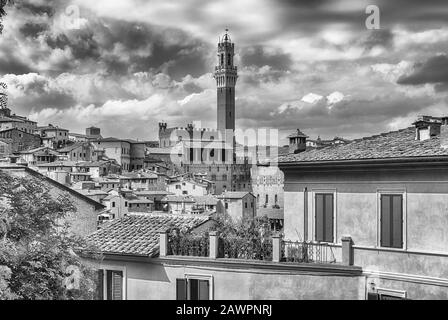 Blick auf das malerische Stadtzentrum von Siena, eine der meistbesuchten Touristenattraktionen Italiens Stockfoto