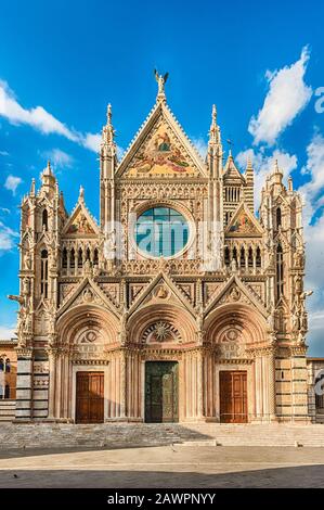 Blick auf die Fassade des gotischen Doms von Siena, Toskana, Italien. Die 1348 fertiggestellte Kirche ist Mariä Himmelfahrt gewidmet und steht auf Stockfoto