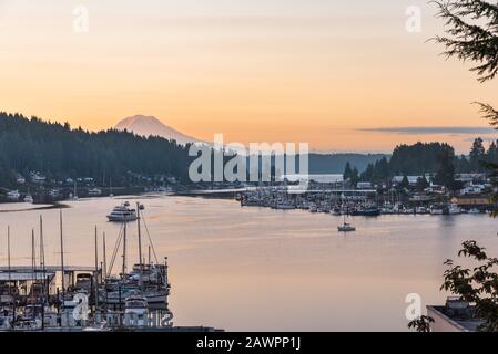 Sonnenaufgang über der Kleinstadt Gig Harbor, Washington mit Mount Rainier als Kulisse Stockfoto