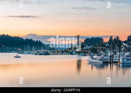 Sonnenaufgang über der Kleinstadt Gig Harbor, Washington mit Mount Rainier als Kulisse Stockfoto