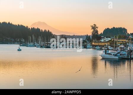 Sonnenaufgang über der Kleinstadt Gig Harbor, Washington mit Mount Rainier als Kulisse Stockfoto