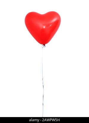 Roter, herzförmiger Heliumballon isoliert auf weißem Hintergrund mit Seilen, Valentinstag, Muttertag, Geburtstagsparty-Designkonzept. Beschneidungspfad. Stockfoto