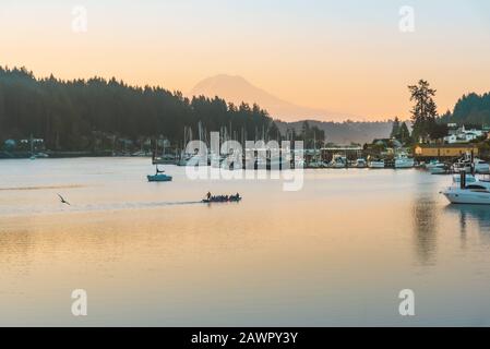 Sonnenaufgang über der Kleinstadt Gig Harbor, Washington mit Mount Rainier als Kulisse Stockfoto