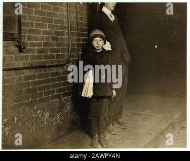 Für Child Welfare Exhibit 1912-13.) Fast Mitternacht, zehnjähriger Newsboy, der in und um diesen Salon in der Nähe Von Market Square, Providence, R.I. verkauft Blitzlichtfoto Stockfoto