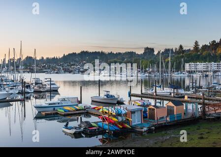 Sonnenaufgang über der Kleinstadt Gig Harbor, Washington mit Mount Rainier als Kulisse Stockfoto