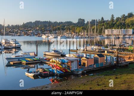 Sonnenaufgang über der Kleinstadt Gig Harbor, Washington mit Mount Rainier als Kulisse Stockfoto