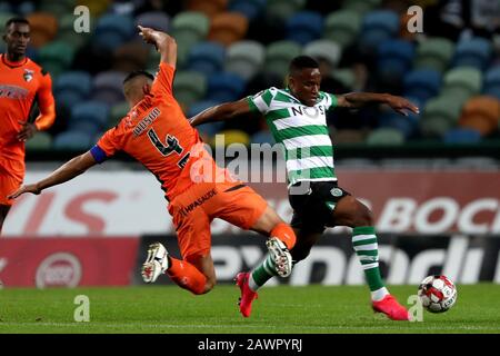 Lissabon. Februar 2020. Jovane Cabral (R) von Sporting CP Vies mit Jadson von Portimonense SC während eines Fußballspiels der portugiesischen Liga zwischen Sporting CP und Portimonense SC in Lissabon, Portugal am 9. Februar 2020. Kredit: Pedro Fiuza/Xinhua/Alamy Live News Stockfoto