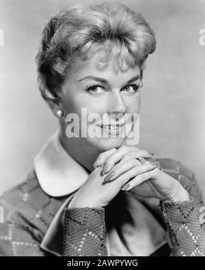 1956 Ca, USA: Die Schauspielerin und Sängerin DORIS DAY (* Doris Mary Ann Kappelhoff, geboren am 3. April 1924 Cincinnati, Ohio, USA), Pubblizity Stills - Stockfoto