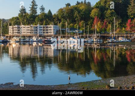 Am frühen Morgen über der geschützten Bucht von Gig Harbor, Washington mit blauem Himmel und hübschen weißen Wolken Stockfoto