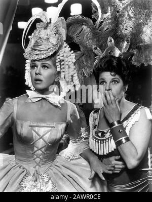 1963, USA: Die Schauspielerin und Sängerin DORIS DAY (* Doris Mary Ann Kappelhoff, geboren am 3. April 1924 Cincinnati, Ohio, USA) mit MARTHA RAYE, Pubblic Stockfoto