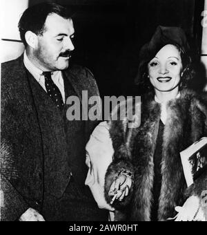 1937 , USA : Der Filmstar MARLENE DIETRICH (* 1901 in Berlin; † 1992), zur Zeit des FILMENGELS ( Angelo ) von Ernst Lubitsch, mit dem berühmten amerikanischen Schriftsteller Stockfoto