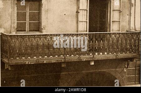 Il ferro nell'arte italiana; . Tav. VI - Balconi di Case in Der Via Bogino e Via Principe Amedeo, Torino. {Fot. Pedrini). PERIODO NEOCLASSICO 317 Stockfoto