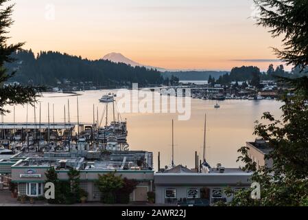 Sonnenaufgang über der Kleinstadt Gig Harbor, Washington mit Mount Rainier als Kulisse Stockfoto