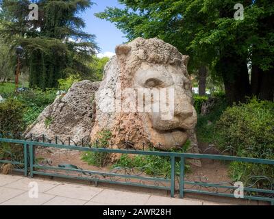 Löwenskulptur in der Stadt Ifrane, Mittelatlas, Marokko Stockfoto