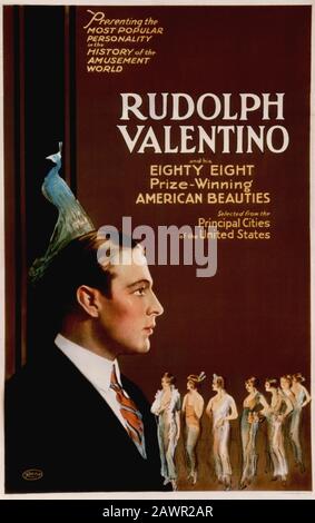 1923, USA: Der italienische Stummfilmschauspieler RUDOLPH VALENTINO (* um die wichtigsten Städte der Vereinigten Staaten und des Tango (* um die Zeit zwischen den Jahren 197 und 1926) Stockfoto