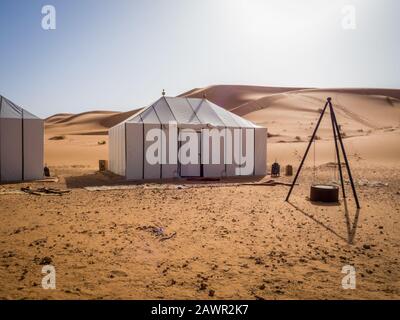 Weißes Berberzelt in der Sahara, Marokko tagsüber Stockfoto