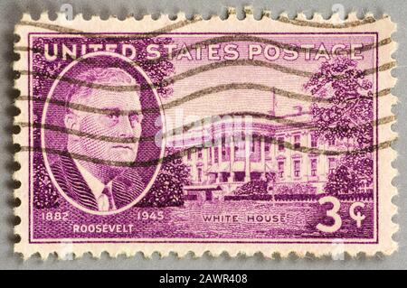 US-Briefmarke zum Gedenken an Präsident Franklin D Roosevelt. 1882-1945. Bild zeigt das Weiße Haus. Stockfoto