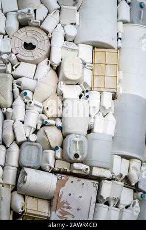 Weiße Behälter in verschiedenen Größen und Formen auf der Oberseite gestapelt Von einander Stockfoto