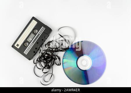 High-Angle-Aufnahme einer Kassette und eines schwarzen Bandes Vor eine CD legen Stockfoto