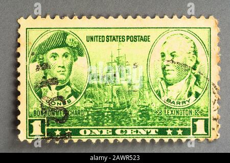 Eine US-Briefmarke aus dem Jahr 1936, die Naval Heroes feiert. Illustrationen, die einem Gemälde von Jones von C W Peale und von Barry von Gilbert Stuart entnommen wurden. Stockfoto