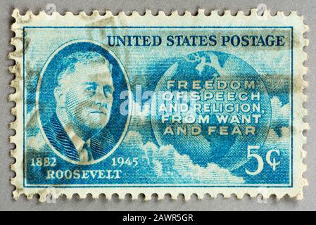 Eine US-Briefmarke, die an Präsident Franklin D Roosevelt 1882-1945 mit seinem Vierköpfige Freedomen-Zitat erinnert. Stockfoto