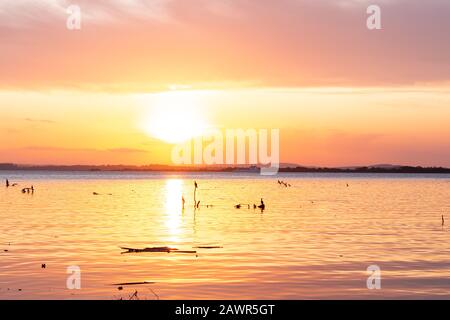 Sonnenuntergang über dem Guaiba See in Porto Alegre, Brasilien Stockfoto