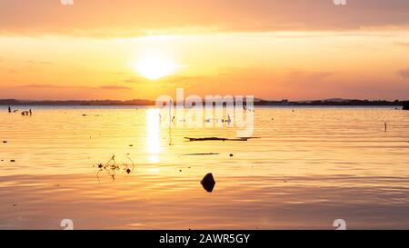 Sonnenuntergang über dem Guaiba See in Porto Alegre, Brasilien Stockfoto