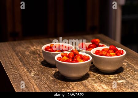 Frische reife Erdbeeren in einer weißen Schüssel Stockfoto