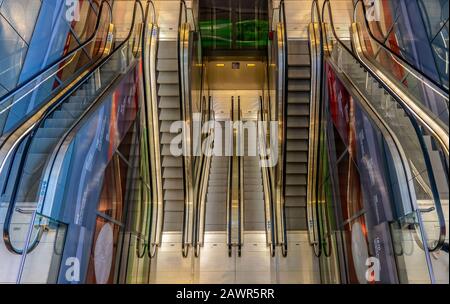 Luftaufnahme von Schichten von Rolltreppen in einem modernen Gebäude Stockfoto