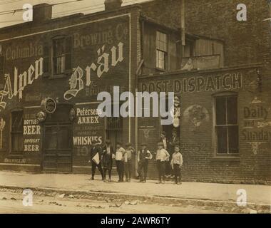 1910, May, St. Louis, Missouri, USA: Johnstons Zweigstelle neben Saloon 10th & Cass St - NEWSBOYS , Fotos von LEWIS HINE (* um 50-1940) - - N Stockfoto