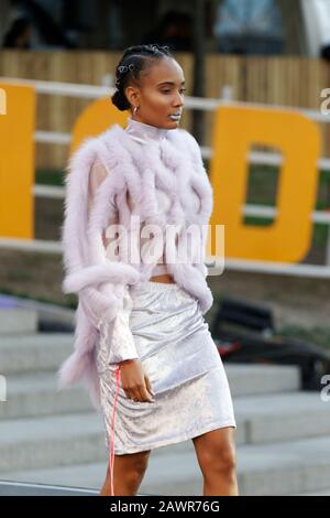 Quebec, Kanada. Ein Modell läuft auf der Ecole de Mode Marie-victorin Modenschau, die während des Fashion and Design Festivals in Montreal veranstaltet wird Stockfoto