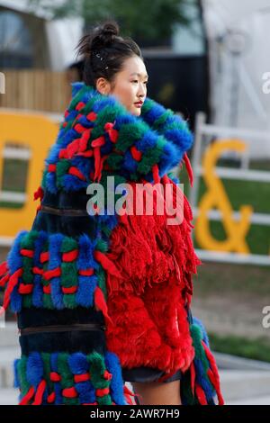 Quebec, Kanada. Ein Modell läuft auf der Ecole de Mode Marie-Victorin Modenschau, die während des Fashion and Design Festivals in Montreal veranstaltet wird Stockfoto