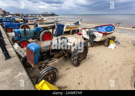 Traktoren mit Booten in Cromer, North Norfolk, UK Stockfoto
