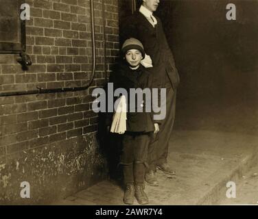 1912 , november , Providence, Rhode Island, USA: Fast Mitternacht, Zehnjähriger Newsboy, der in und um diesen Saloon in der Nähe Des Market Square Verkauft, Provid Stockfoto