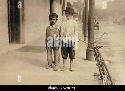 1913, oktober, SAN ANTONIO, TEXAS, USA: Sonny und Pete Newsboys. Einer ist sechs Jahre alt. Sie begannen um 6:00 UHR - NEWSBOYS, Fotos von LEWIS HINE Stockfoto