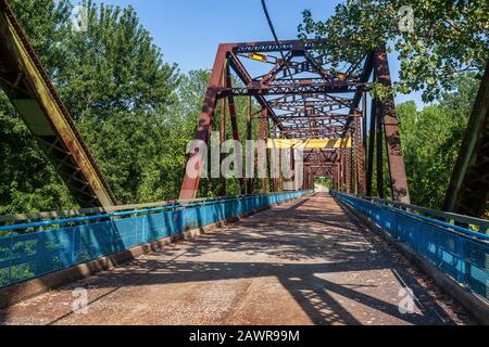 Zwei Personen, die auf der Old Chain of Rocks Bridge, der ehemaligen Route 66 über den Mississippi River, spazieren gehen Stockfoto