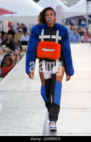 Quebec, Kanada. Ein Modell läuft auf der Ecole de Mode Marie-Victorin Modenschau, die während des Fashion and Design Festivals in Montreal veranstaltet wird Stockfoto