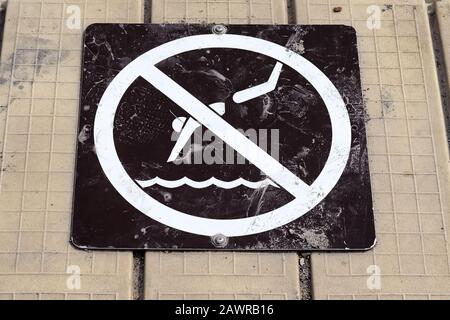 Kein Tauchschild am Rand eines Docks Stockfoto