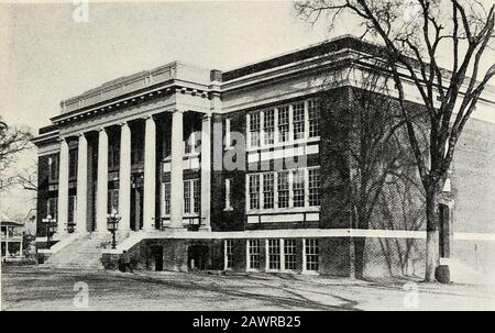 Bericht des "State Inspector of Public High Schools of North Carolina" für das scholastische Jahr bis 30. Juni ..including ein Bericht der Stadt und der städtischen High Schools. . der Fall wurde konstituiert, indem er, wie es auch tut, die Feststellung des Richters schlüssig machte, wie viel erforderlich ist, um eine viermonatige Schule zu unterhalten, Bezieht sich auf seine Feststellung von Tatsachen, die so streng sind, und nicht darauf, eine Feststellung aufrecht zu erhalten, wenn sie auf falschen Rechtsgrundsätzen beruht und von Ausnahmen vorgebracht wird, die ordnungsgemäß vermerkt sind. Wir drängen unversehens auf die Position, die für den Angeklagten dringend gefordert wird, dass die für eine Entschlossenheit ermittelnde Person Stockfoto