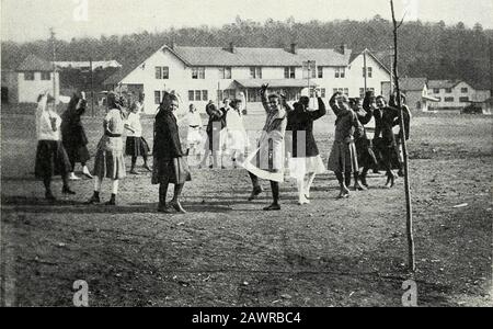 Bericht des "State Inspector of Public High Schools of North Carolina" für das scholastische Jahr bis 30. Juni ..including ein Bericht der Stadt und der städtischen High Schools. . Jungen Playground-Badin School, Stanly County •*;.-?. ,4,^.*;-t! &gt;.. Folk Dancing-Badin School, Stanly County 140 Public High Schools, 1916-1917 Words, ein Gesetz, das gleichermaßen für alle Personen oder Dinge innerhalb einer Legiti-Mate-Klasse gilt, auf die es allein gerichtet ist, verstößt nicht gegen die Bestimmung, nach der Gesetze allgemeiner Art neu erfragt werden, um einen einheitlichen Betrieb zu haben, Und ist neulokal und auch nicht besonders. Nach den Gesetzen sind wir uns bereit Stockfoto