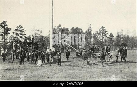 Bericht des "State Inspector of Public High Schools of North Carolina" für das scholastische Jahr bis 30. Juni ..including ein Bericht der Stadt und der städtischen High Schools. . und uni-Form. Der Begriff Uniform bezieht sich hier eindeutig nicht auf die Schulen, da jede Schule in denselben oder anderen Bezirken im gesamten Statesaal unabhängig vom Alter oder der Qualifikation der Schüler dieselbe feste Klasse hat, aber der Begriff bezieht sich auf das Wortsystem und qualifiziert es, Und eissentlich eingehalten werden, wenn durch Satzung oder behördliche Regelung die Vorschriften der öffentlichen Schulbehörden vorgesehen sind Stockfoto