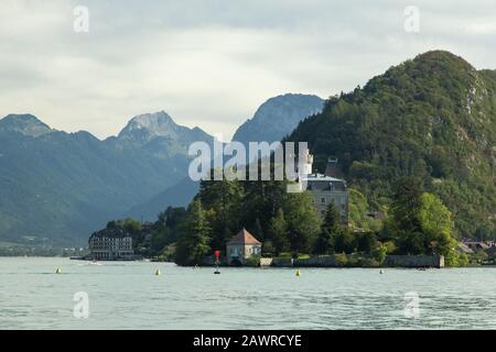 Lange Aufnahme von Chateau de Duingt am Ufer von See Annecy in Frankreich Stockfoto