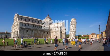 Pisa, ITALIEN - 06. Juli 2019: Schiefer Turm von Pisa. Der Turm von Pisa ist der campanile- oder freistehende Kirchturm Stockfoto