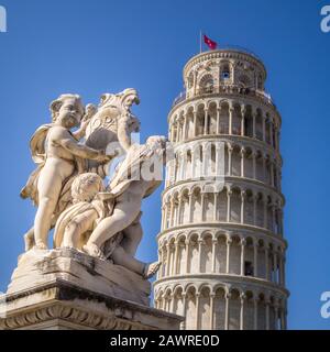 Pisa, ITALIEN - 06. Juli 2019: Schiefer Turm von Pisa. Der Turm von Pisa ist der campanile- oder freistehende Kirchturm Stockfoto