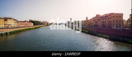 Pisa, ITALIEN - 06. Juli 2019: Arno-Fluss in Pisa, Toskana, Italien - italienische Architektur Stockfoto