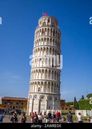 Pisa, ITALIEN - 06. Juli 2019: Schiefer Turm von Pisa. Der Turm von Pisa ist der campanile- oder freistehende Kirchturm Stockfoto