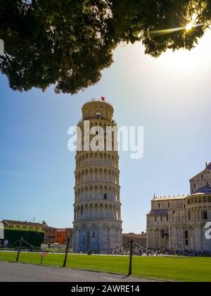 Pisa, ITALIEN - 06. Juli 2019: Schiefer Turm von Pisa. Der Turm von Pisa ist der campanile- oder freistehende Kirchturm Stockfoto