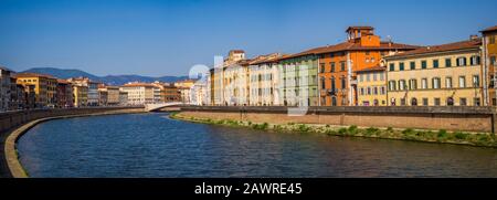 Pisa, ITALIEN - 06. Juli 2019: Arno-Fluss in Pisa, Toskana, Italien - italienische Architektur Stockfoto