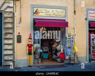 Pisa, ITALIEN - 06. Juli 2019: Einkaufsstraße Corso Italia in der Altstadt von Pisa mit unidentifizierten Menschen. Pisa ist weltweit bekannt für seine Schiefe Stockfoto