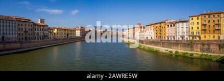 Pisa, ITALIEN - 06. Juli 2019: Arno-Fluss in Pisa, Toskana, Italien - italienische Architektur Stockfoto